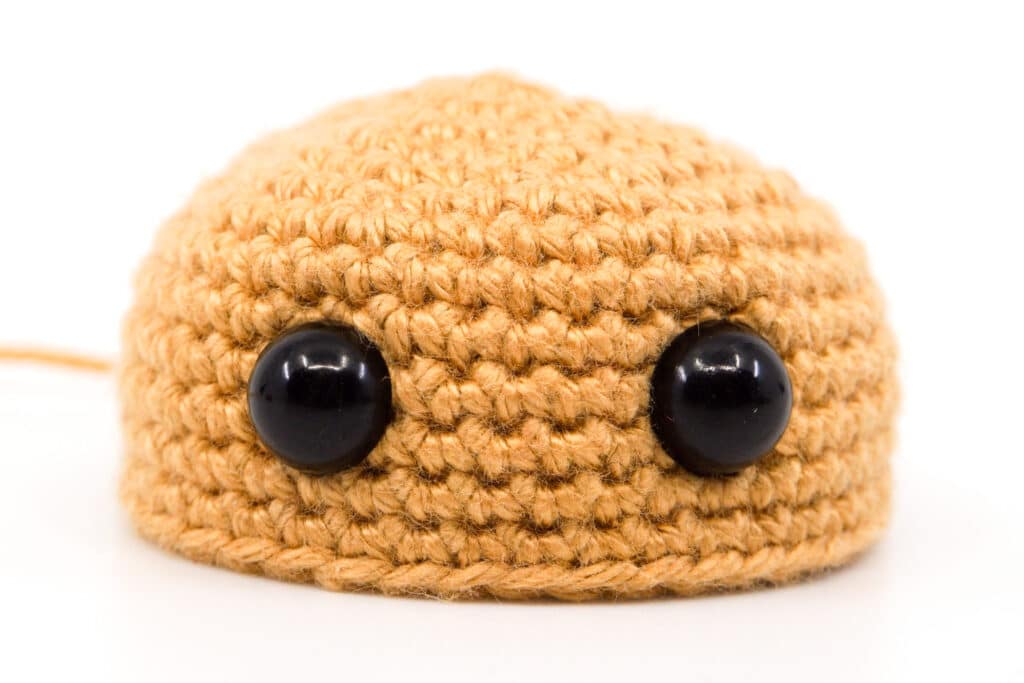 Cómo colocar ojos de seguridad en amigurumis. Muy fácil. 