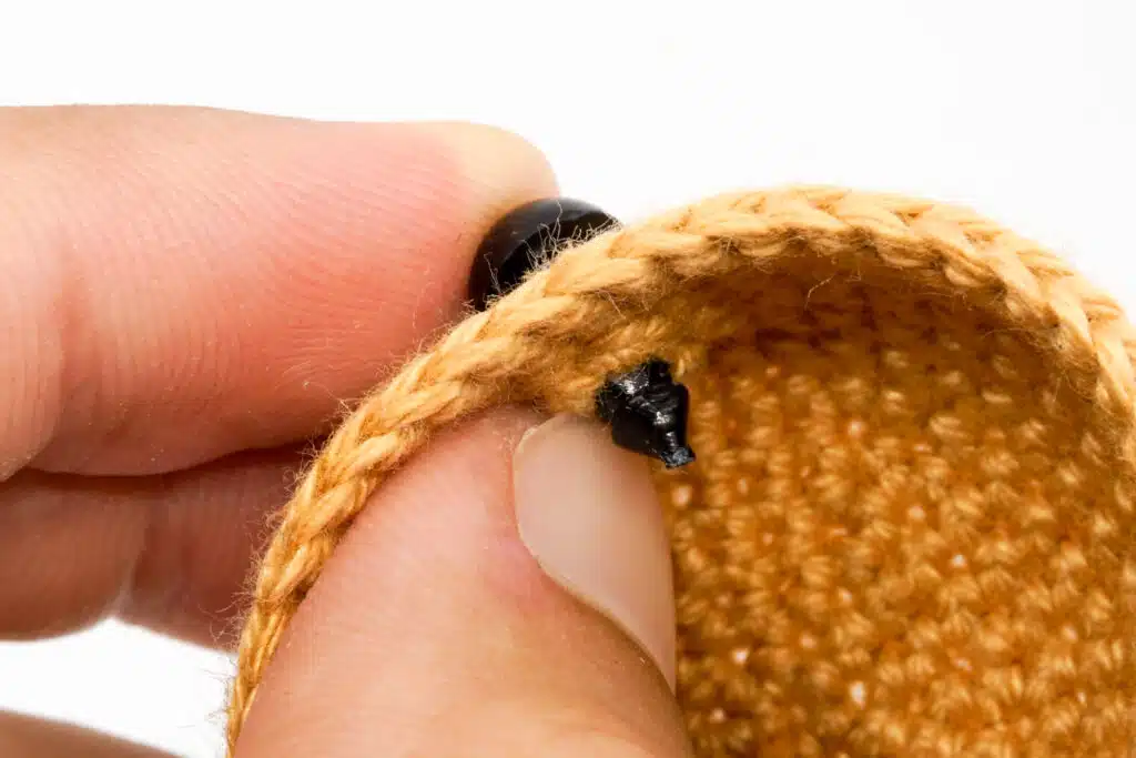 Cómo colocar ojos de seguridad en amigurumis. Muy fácil. 